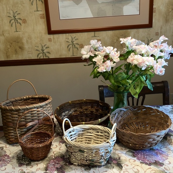 FIVE Beautiful handwoven BASKETS - Picture 7 of 15